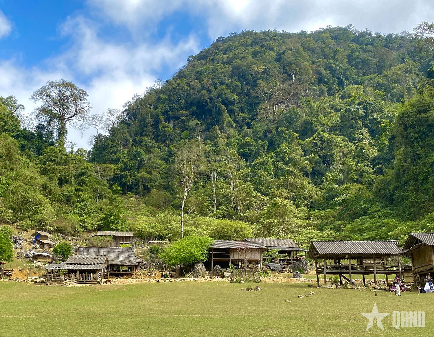 Hang Táu - ngôi làng nguyên thủy của đồng bào Mông ở Sơn La

